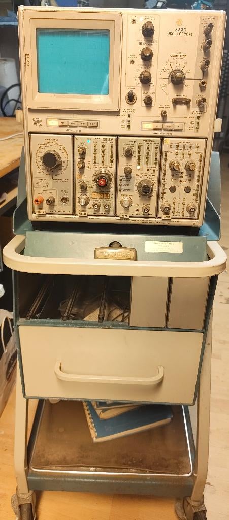 Oscilloscope Tektronix 7704 - A Réparer, Doe-het-zelf en Bouw, Meetapparatuur, Gebruikt, Accessoires, Ophalen