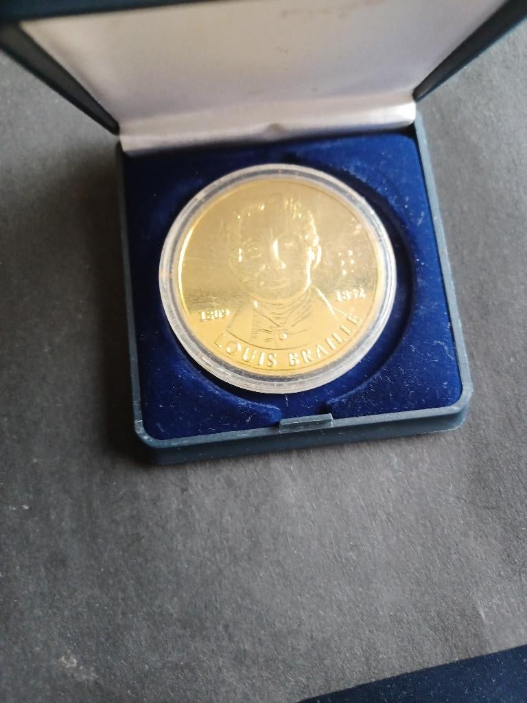 oude medaile of penning van Louis Braille in doosje, Ophalen of Verzenden, Overige materialen