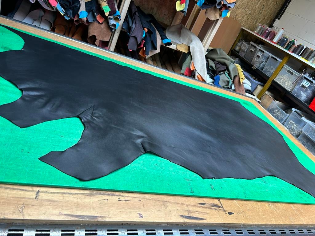 Zwarte kleur kalfs halve huid 1.5mm dik iets stug lap A-37, Enlèvement ou Envoi, Comme neuf