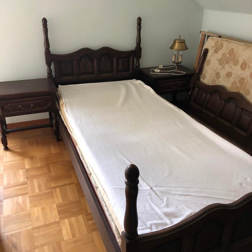 2 single bedden + 2 nachttafeltjes met lade, Huis en Inrichting, Slaapkamer | Bedden, Ophalen, Gebruikt