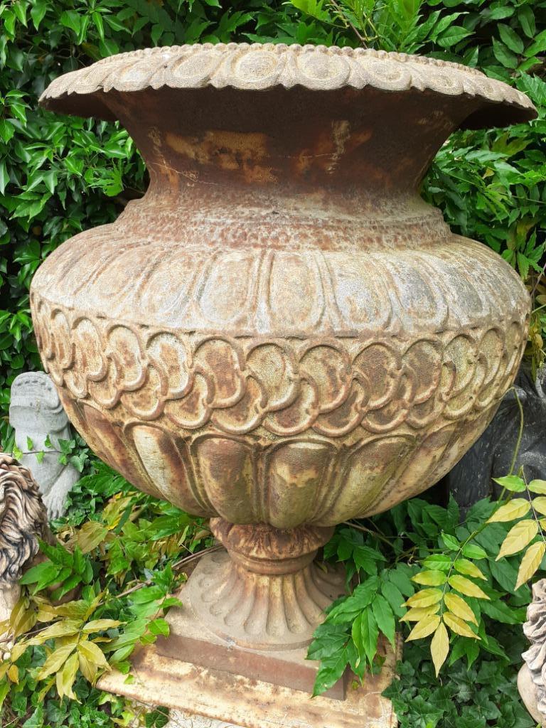 Grande vasque en fonte sur socle, Enlèvement, Utilisé