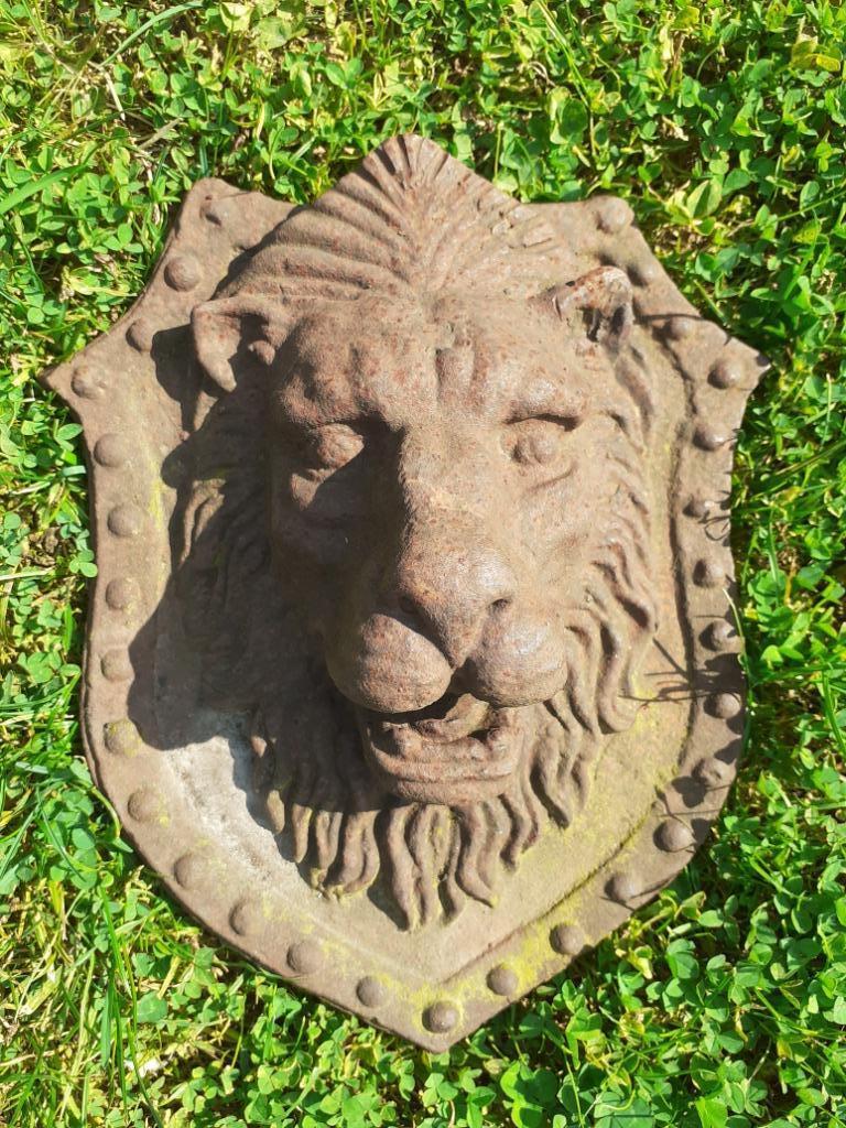 Bouche de fontaine en fonte, blason ,tête de lion., Enlèvement ou Envoi, Comme neuf, Fonte, Fontaine