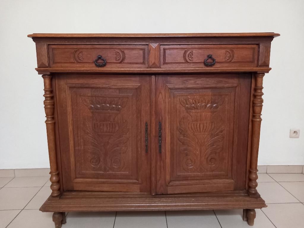 Dressoir en chêne massif avec sculptures, Maison & Meubles, Armoires | Dressoirs, Enlèvement, Utilisé, Chêne, Avec tablette(s)