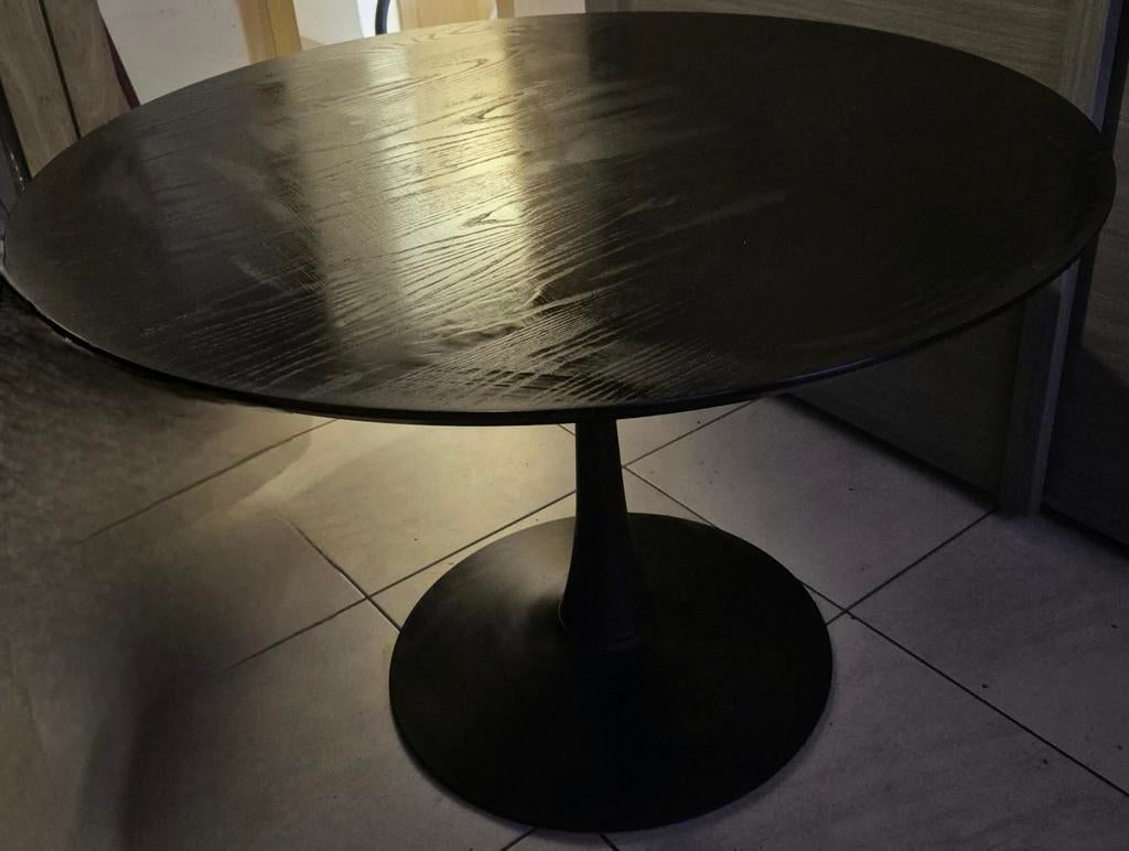 Table ronde neuve, Enlèvement