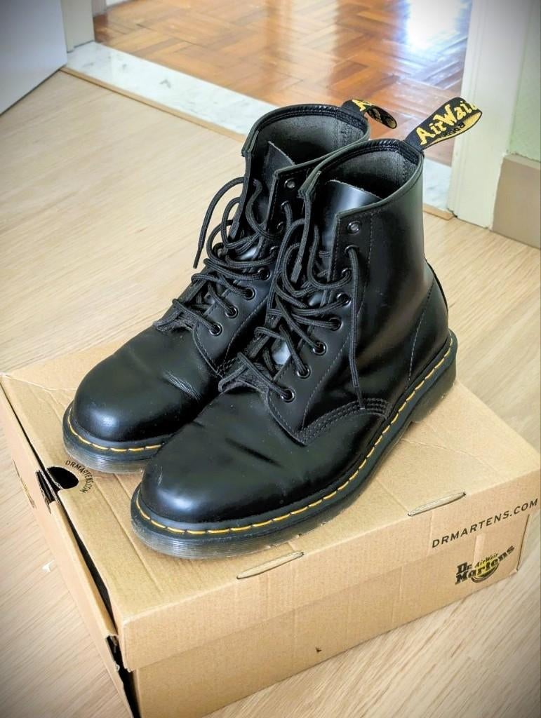 Dr Martens 1460 Leather Boots - size 43, Bottes, Enlèvement ou Envoi, Comme neuf, Noir
