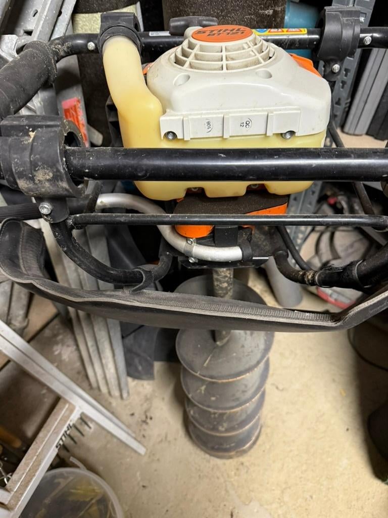 Stihl BT 121 — Tarière thermique à essence + mèche, Enlèvement, Comme neuf