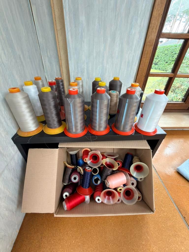 Groot lot Naaigaren professioneel/atelier – diverse kleuren, Ophalen, Zo goed als nieuw, Garen of Naald(en)