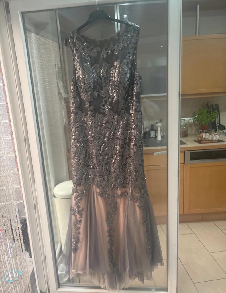 Robe chic gris & beige à strass – portée 1x – taille 42/46, Kleding | Dames, Verzenden, Zo goed als nieuw, Beige