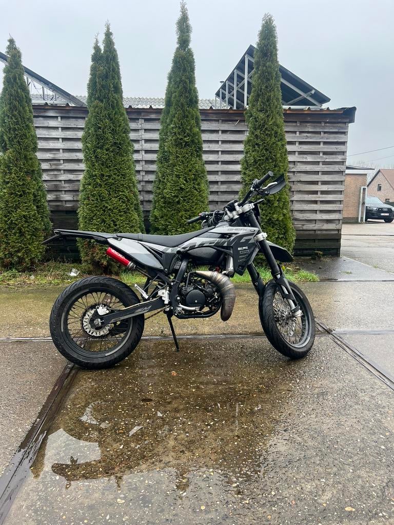 Sherco SM-RS 50cc | Goed onderhoud, Fietsen en Brommers, Ophalen, Zo goed als nieuw
