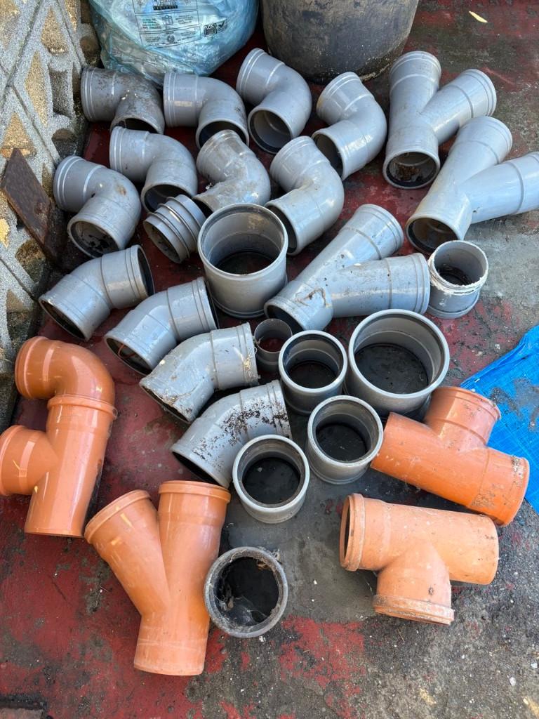 Ellebogen 110 en 100 PVC en Y met scharnieren, Doe-het-zelf en Bouw, Buizen en Afvoer, Zo goed als nieuw, Bochten, PVC, 80 mm of meer