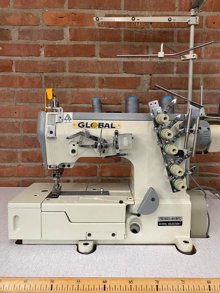 INDUSTRIE ONDERDEK/COVERLOCKMACHINE GLOBAL IN NETTE STAAT, Hobby en Vrije tijd, Industrieel, Ophalen, Overige merken, Naaimachine