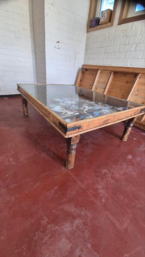 Glazen salontafel, Ophalen