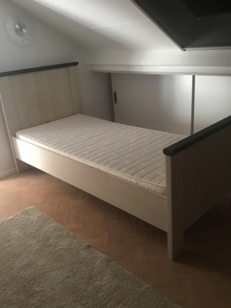 Un lit simple, Enlèvement, Comme neuf