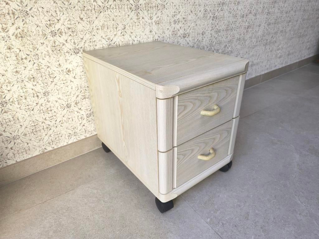 Petite commode/ table de chevet avec roues (Bon état!), Moins de 55 cm, Moins de 45 cm, Enlèvement, Utilisé