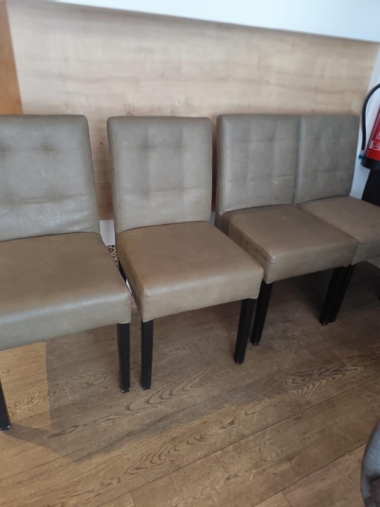 Stoelen: groen, grijsachtig. 4 stuks. Speciale kleur., Ophalen