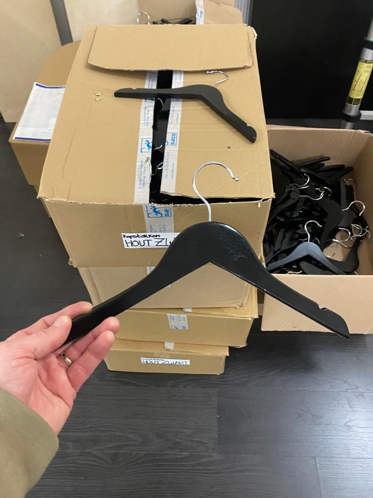 Groot lot 817 stuks houten kinderhangers, Ophalen, Zo goed als nieuw