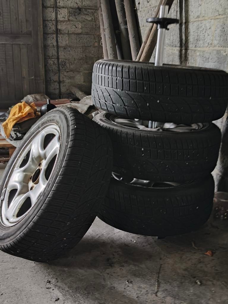4 pneus d'hiver + jantes + support pour l'empilage, Autos : Pièces & Accessoires, Pneus & Jantes, Enlèvement, Pneus hiver, Jante(s)