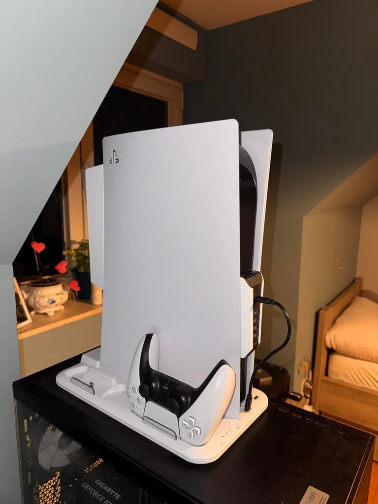 Ps5 disc + witte controller + oplaad/coolingstation, Games en Spelcomputers, Ophalen of Verzenden, Zo goed als nieuw, Playstation 5