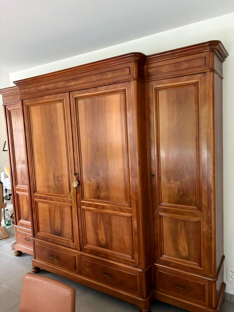 Belle armoire en acajou, Enlèvement