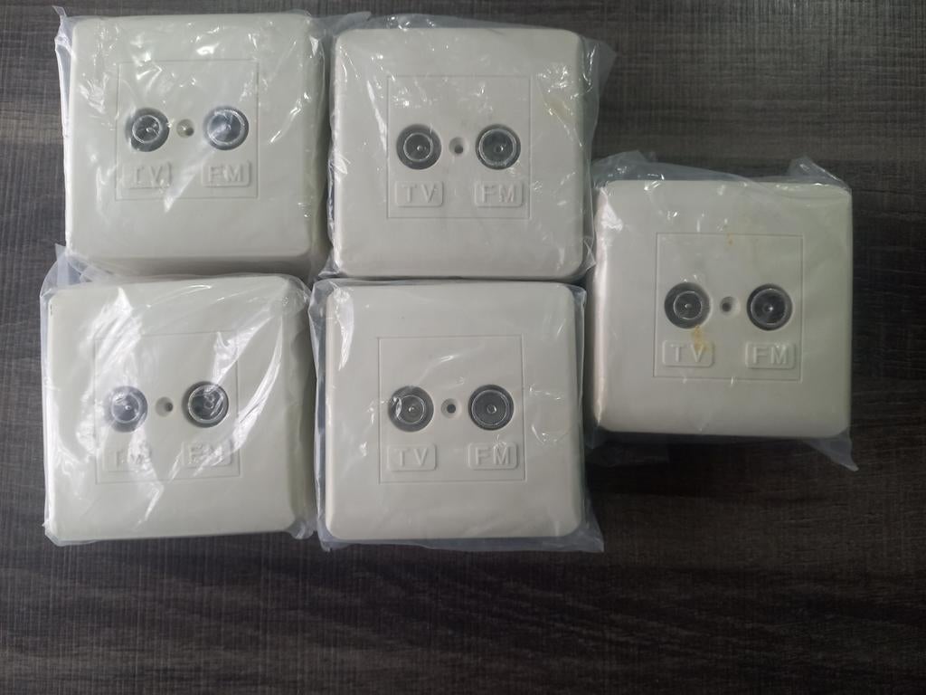 Lot de 5 prises TV neuves non encastrables, Bricolage & Construction, Électricité & Câbles, Enlèvement, Neuf