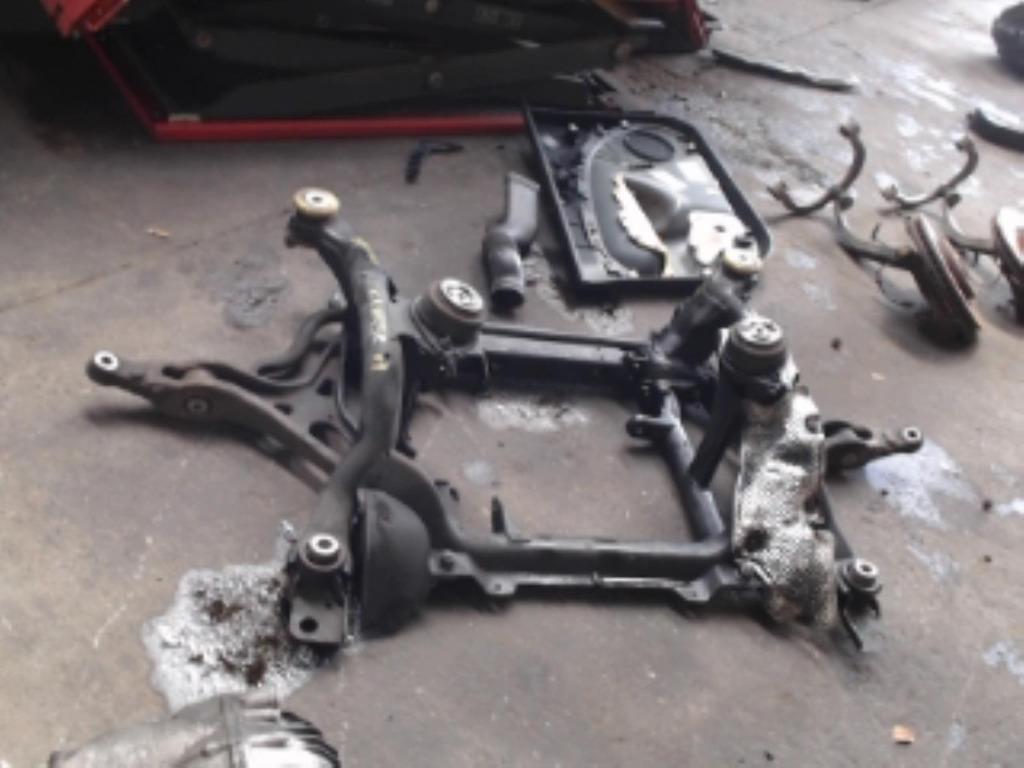 berceau avant MERCEDES CLASSE M II (W164) lp 13141, Enlèvement ou Envoi, Mercedes-Benz, Utilisé, Capot moteur