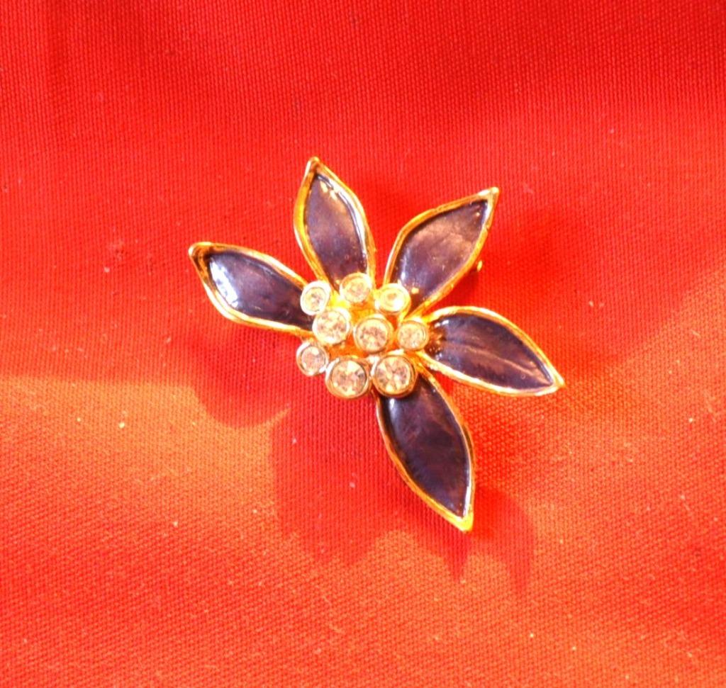 broche de fantaisie fleur avec strass(x2055), Enlèvement ou Envoi, Comme neuf, Autres matériaux, Avec strass
