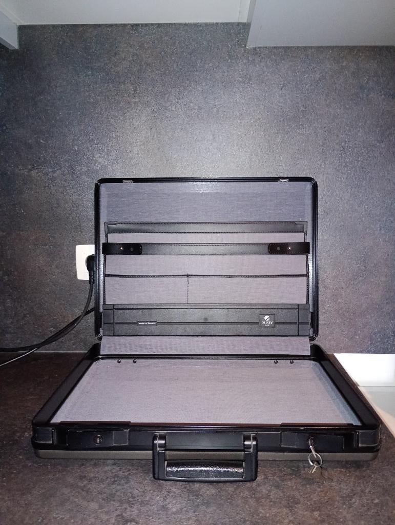 attaché koffer Delsey, Handtassen en Accessoires, Koffers, Hard kunststof, Slot, Minder dan 50 cm, Ophalen of Verzenden
