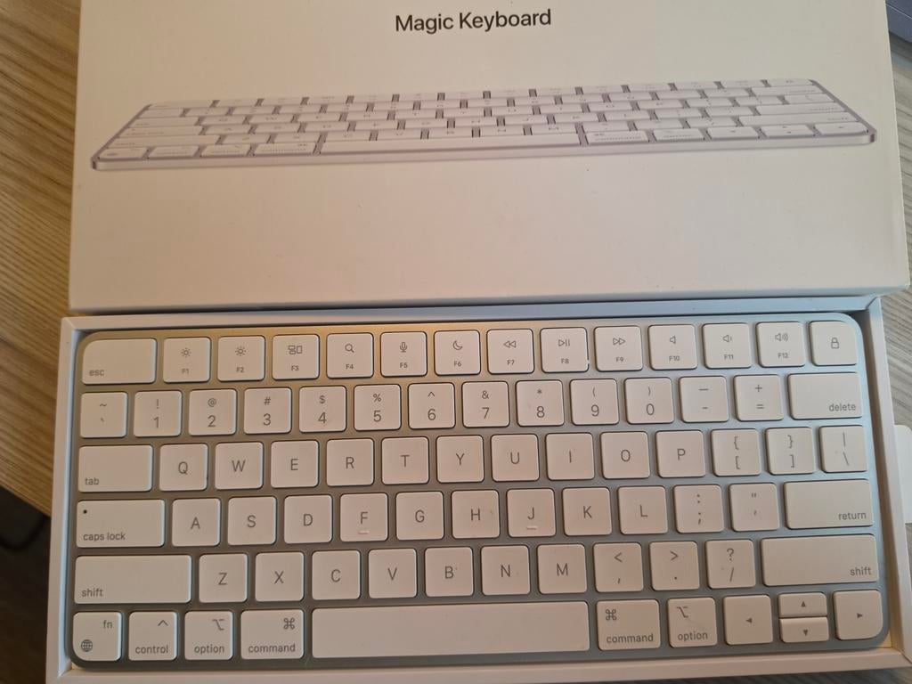 Apple Magic Keyboard (2024) - Anglais international avec boî, Enlèvement ou Envoi, Reconditionné, Touches multimédia, Qwerty