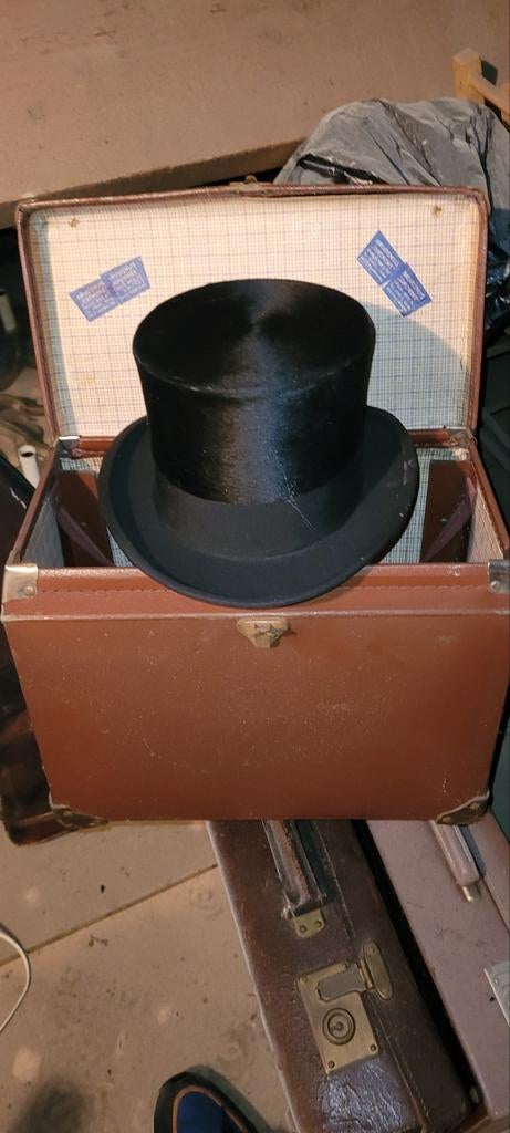 Hoedendoos met hoed, Ophalen