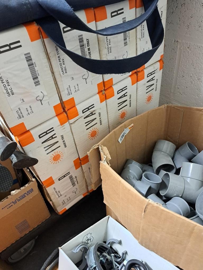 Crochet fixation chauffage sol