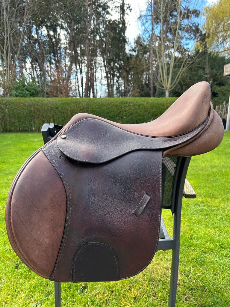 Bruin springzadel Eric Thomas Fitter 17 inch, Animaux & Accessoires, Chevaux & Poneys | Selles, Enlèvement ou Envoi, Utilisé, Obstacle