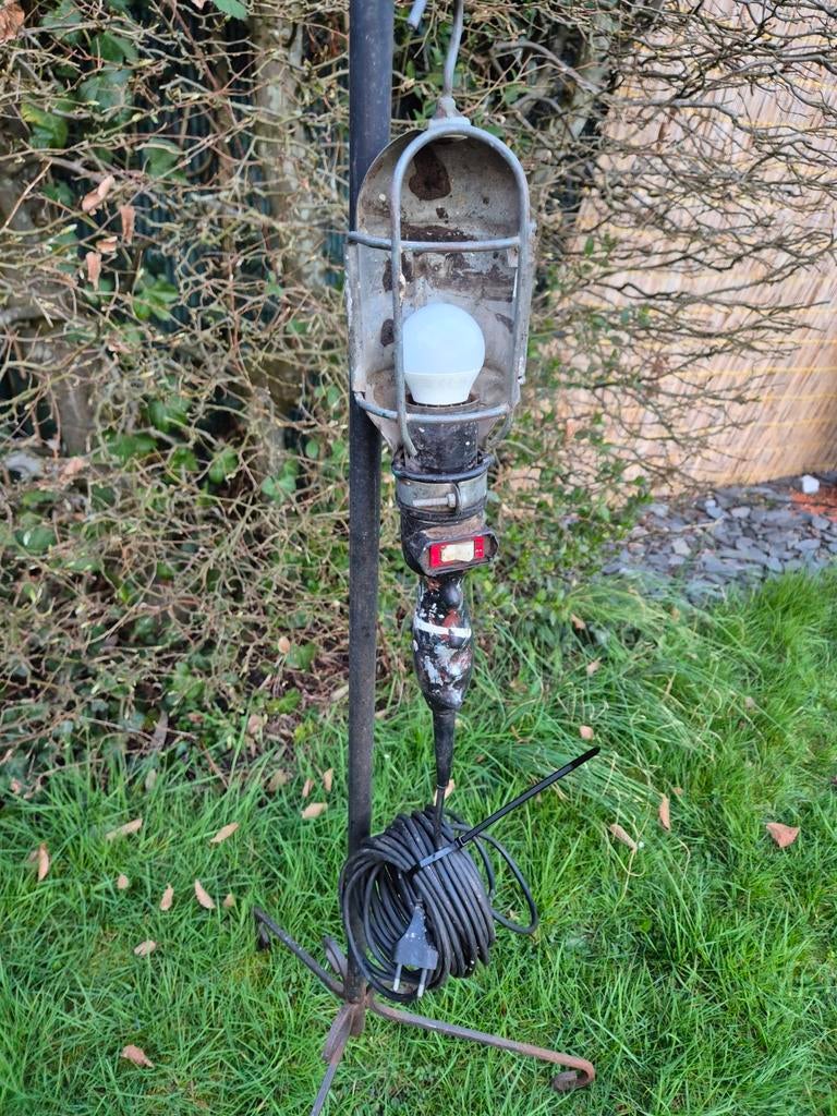 Ancienne lampe balladeuse, Enlèvement ou Envoi