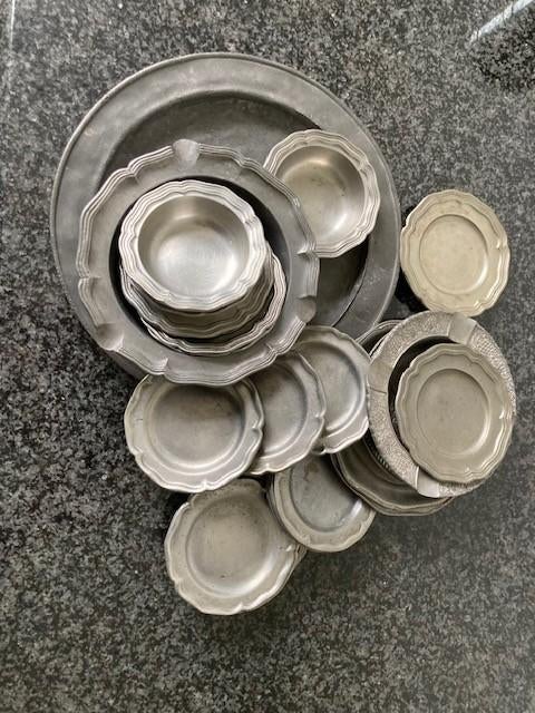 Anciennes assiettes en fer blanc, Enlèvement ou Envoi