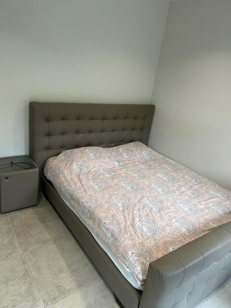 Lit + 2 tables de chevet, Maison & Meubles, Enlèvement, Utilisé, Deux personnes, King