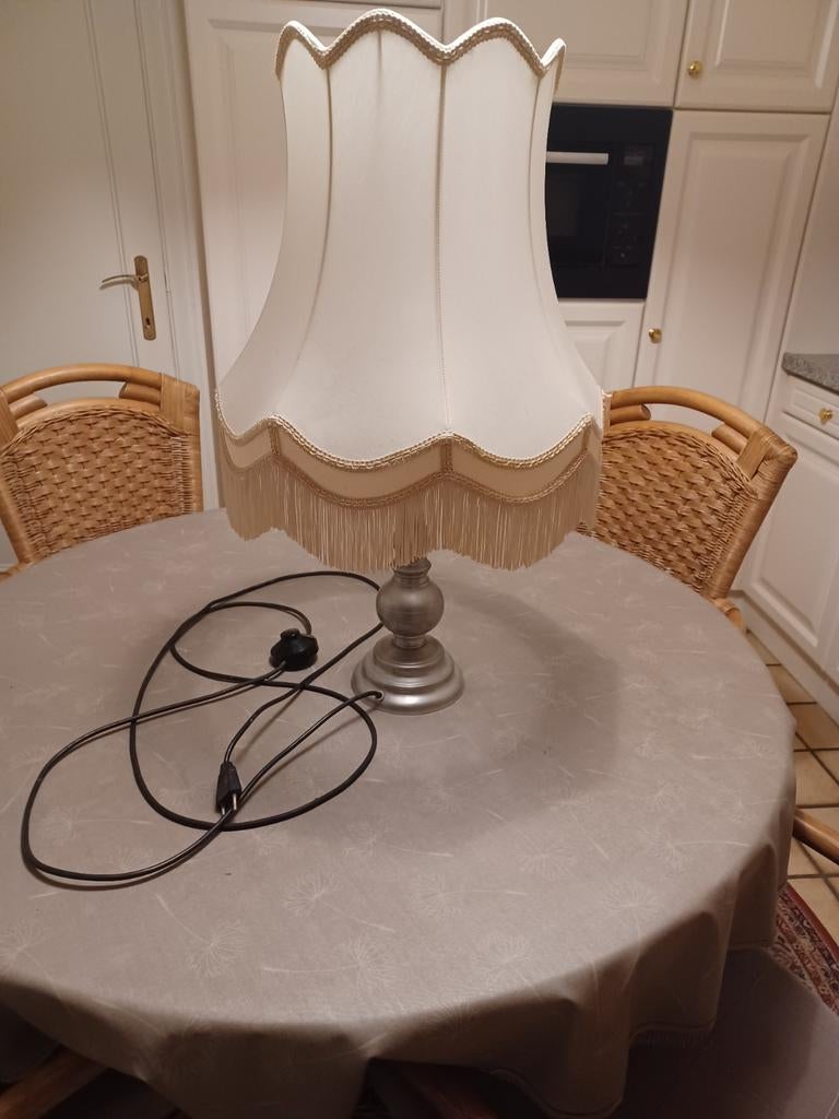 Lampe en étain, Enlèvement