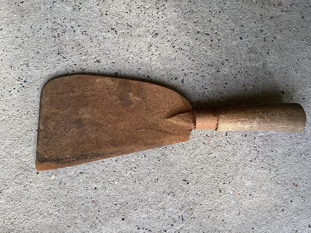 Een boomkapmes., Ophalen