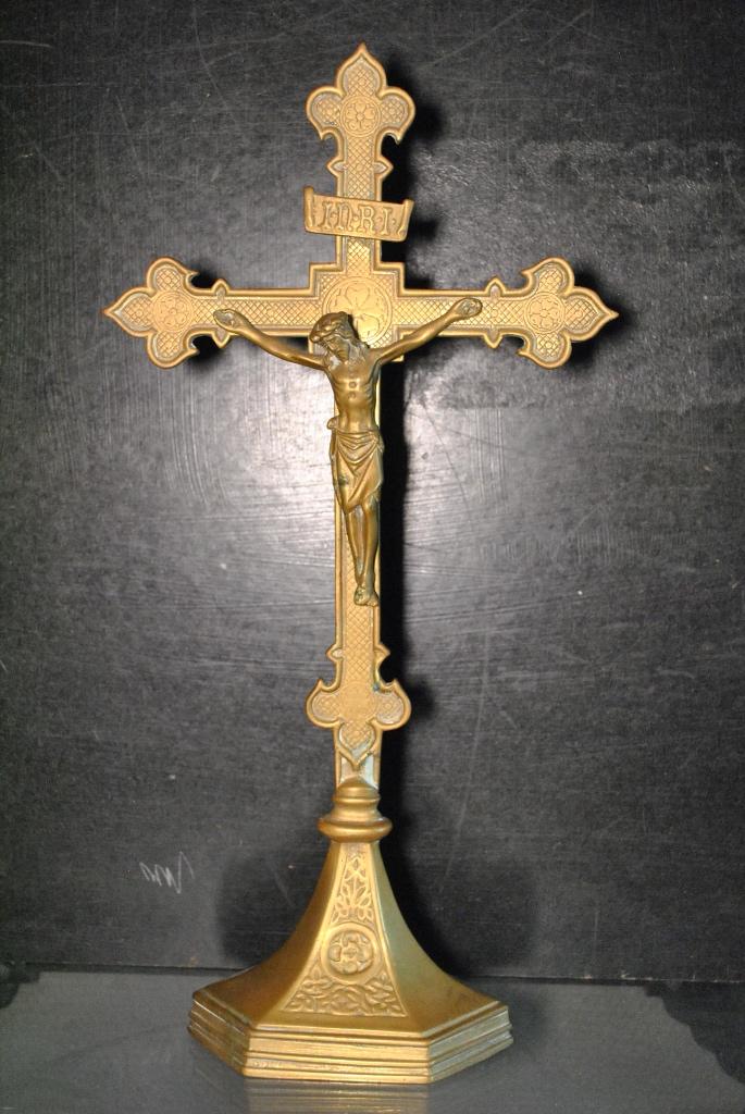 Oud groot kruisbeeld in verguld metaal zeshoekige basis 44cm, Antiek en Kunst, Ophalen of Verzenden