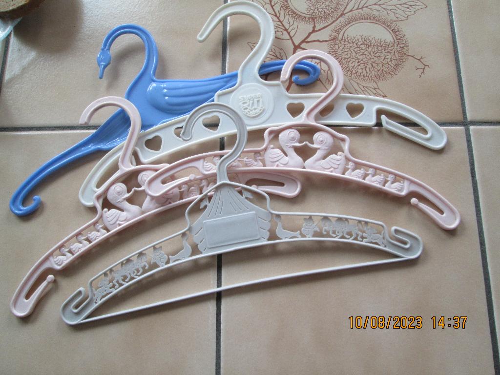 Cintres (5) anciens d’enfants, Enlèvement, Utilisé, Autres types, Sans marque