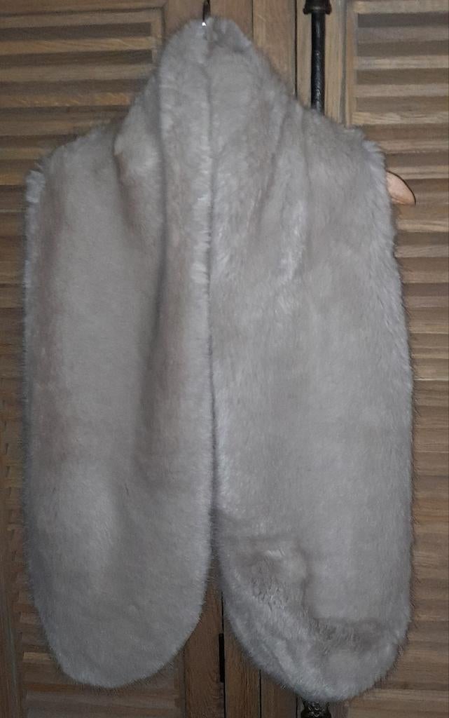 Prachtige imitatie bont stola 160/30 cm., Kleding | Dames, Trouwkleding en Trouwaccessoires, Primark, Ophalen of Verzenden, Zo goed als nieuw