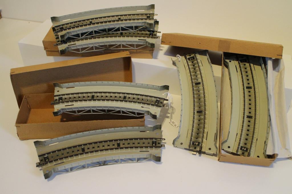 Märklin 7167  Ronde brug  (6 stuks in 3 dozen), Wisselstroom, Brug, Tunnel of Gebouw, Ophalen of Verzenden, Zo goed als nieuw
