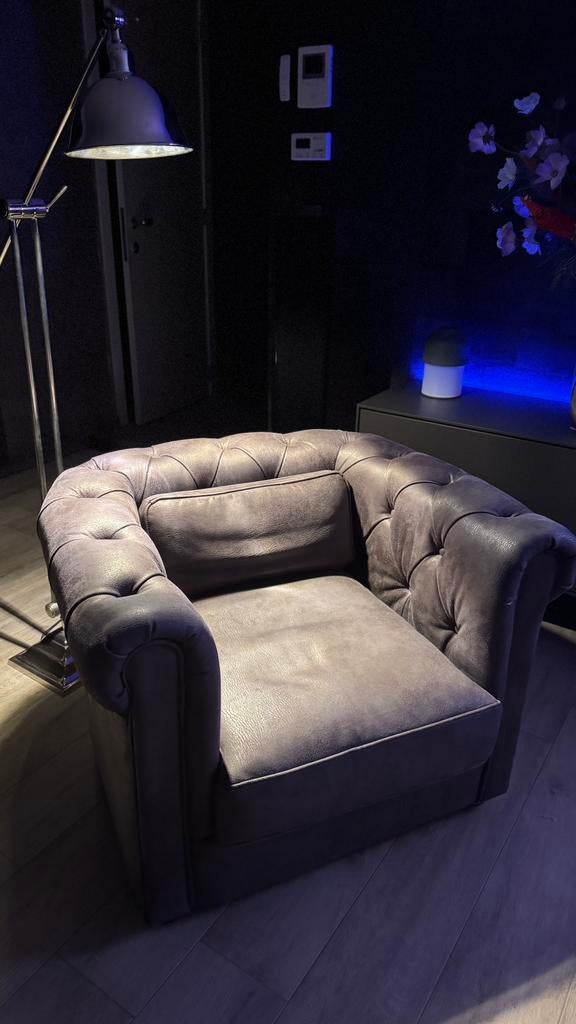Mooie club chesterfield uptodate, Huis en Inrichting, Fauteuils, Ophalen, 75 tot 100 cm, Leer, 75 tot 100 cm
