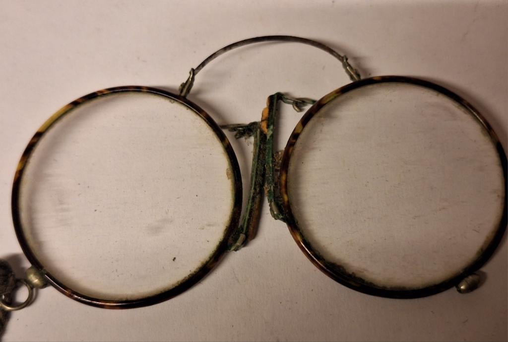 Knijpbril pince-nez, Ophalen