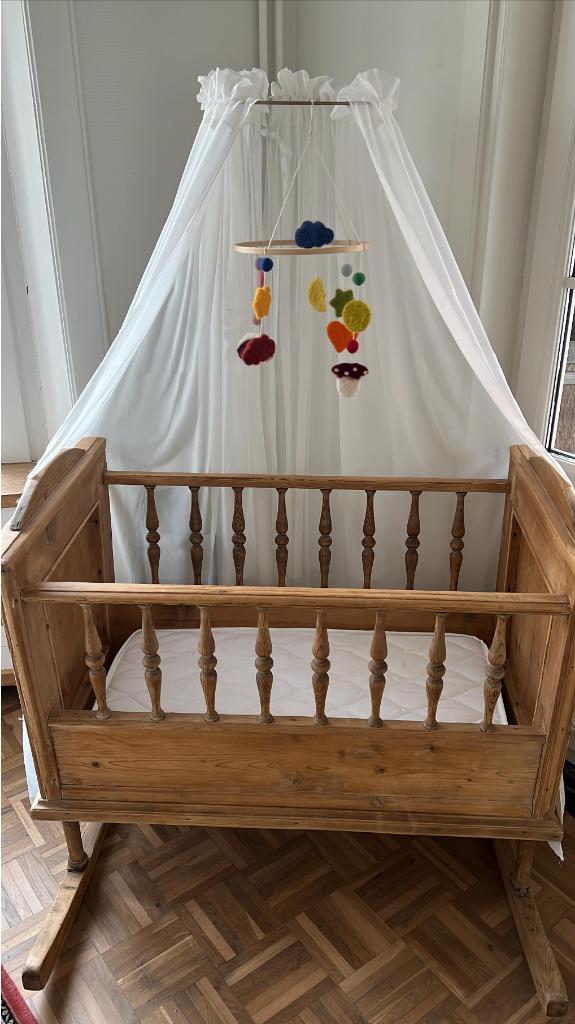 Charmante oude wieg - compleet, Kinderen en Baby's, Babywiegjes en Ledikanten, Ophalen, Gebruikt, Wieg
