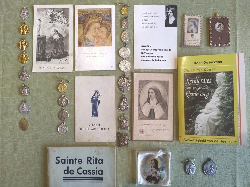 Medailles en relikwieën van vrouwelijke heiligen, Antiek en Kunst, Antiek | Religieuze voorwerpen, Ophalen of Verzenden