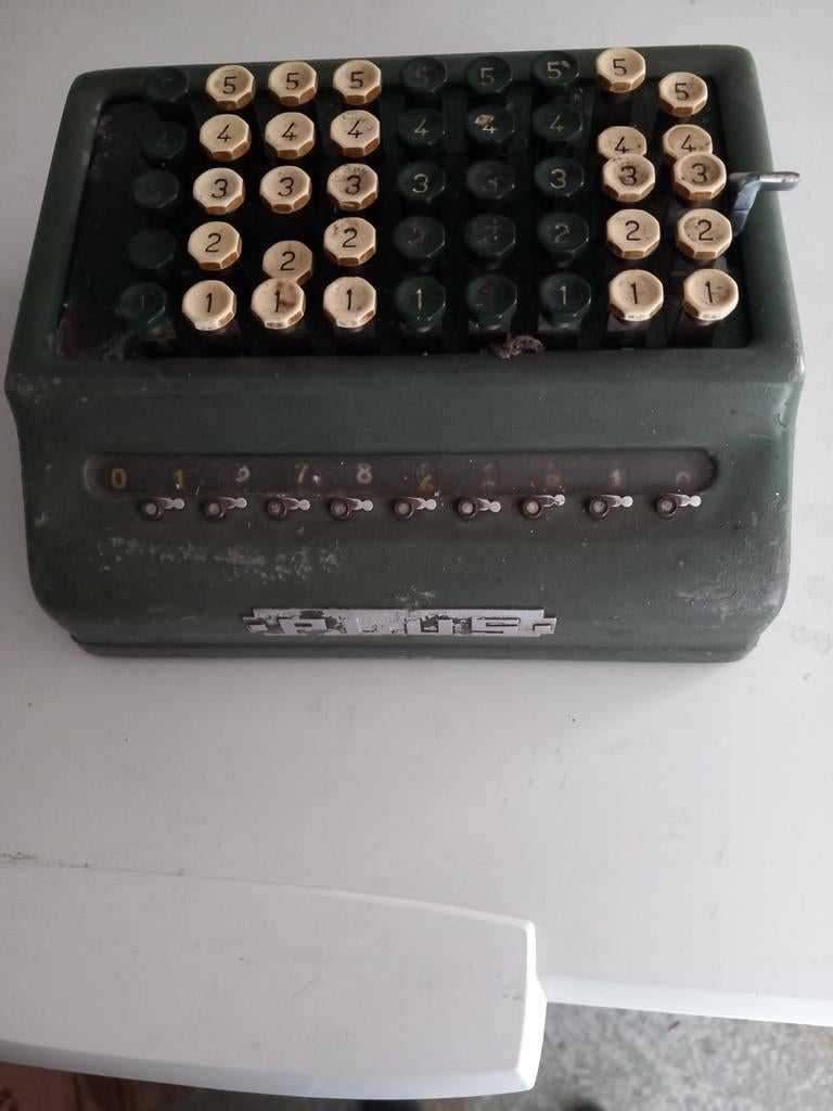 Zeer oude PLUS-rekenmachine, voor verzameling, Ophalen