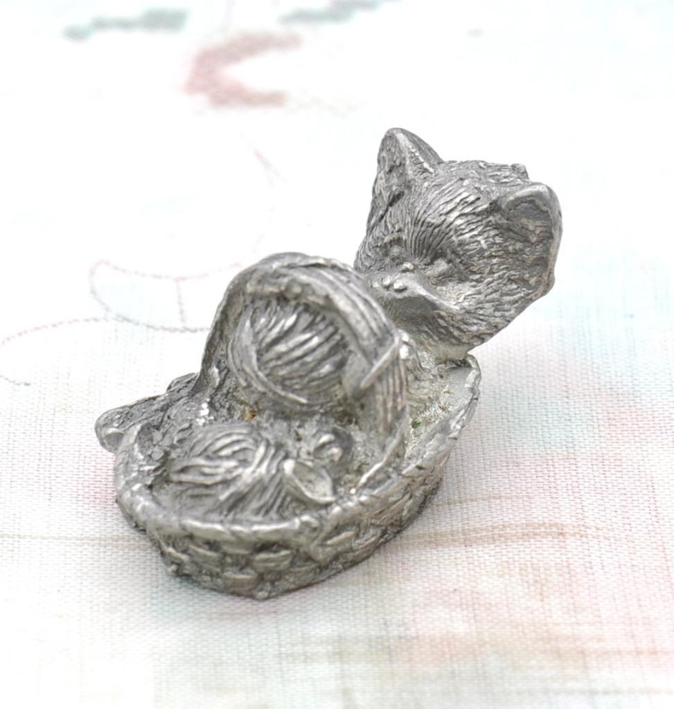 décoration étain 92% chat dans son panier, Antiquités & Art, Antiquités | Étain, Enlèvement ou Envoi