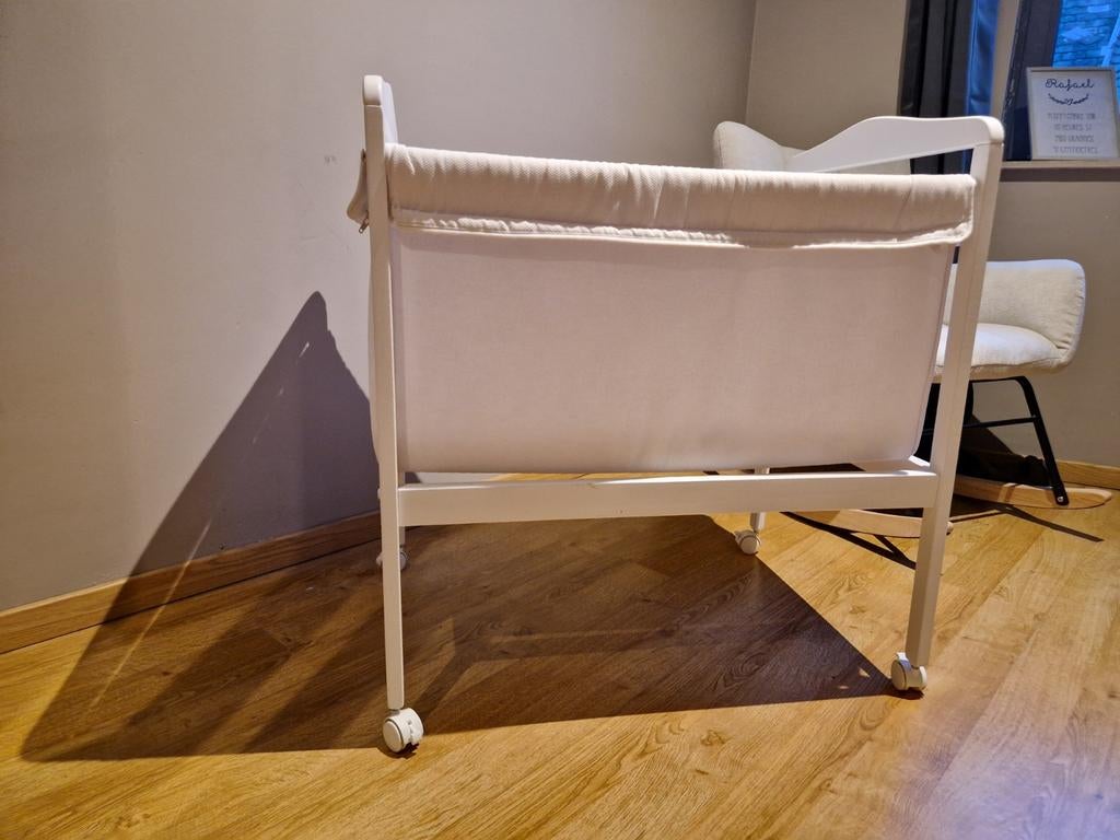 Berceau bébé blanc sur roulettes – très peu utilisé, Enfants & Bébés, Berceaux & Lits, Comme neuf, Berceau, Enlèvement