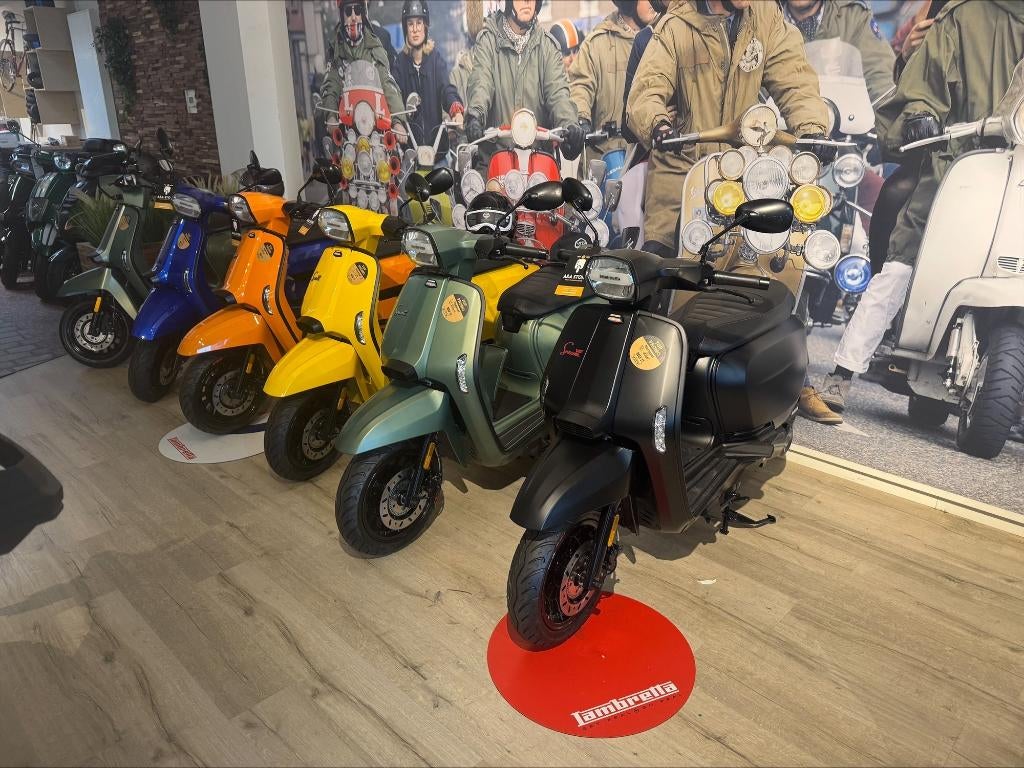 A&A store Puurs Lambretta weeks, Motoren, Bedrijf