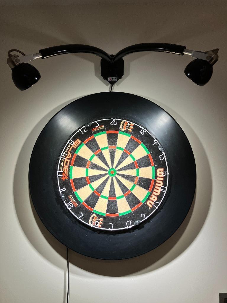 Winmau Blade4 Dartbord + Beschermrand + Verlichting, Ophalen, Zo goed als nieuw, Dartbord