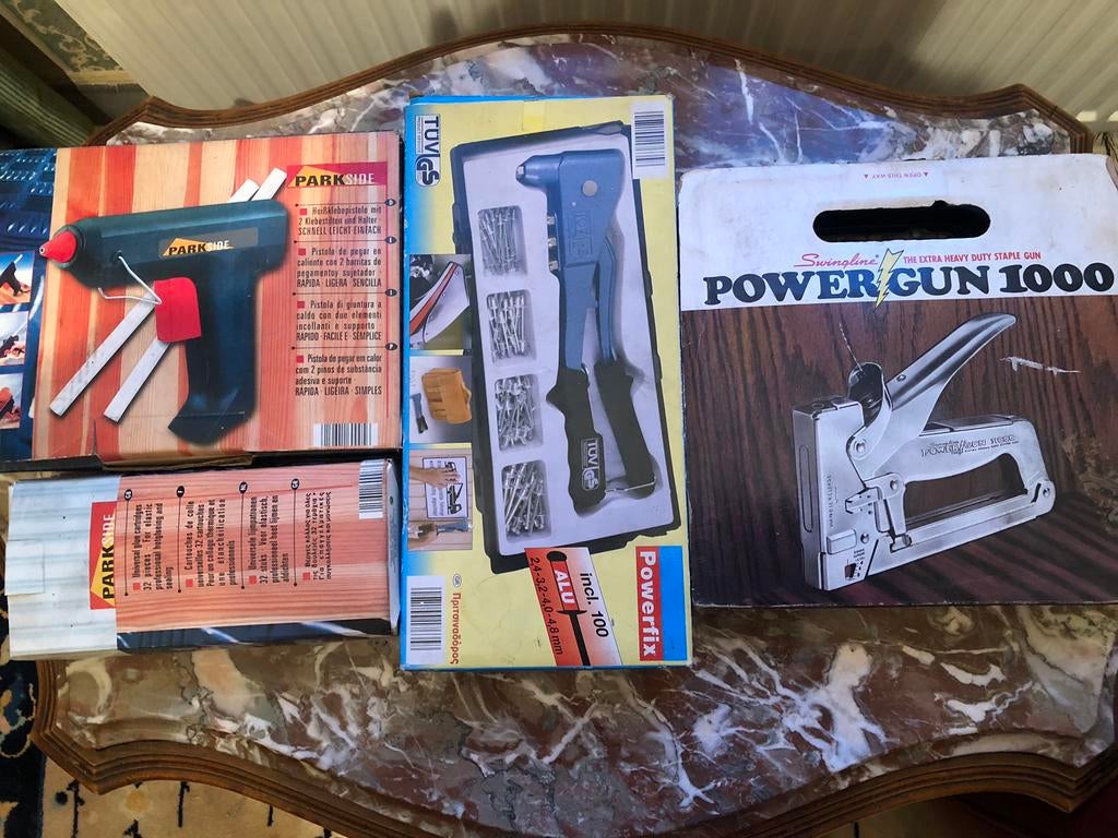 Lot pistolet a colle + pince riveter +agraffeuse, Hobby & Loisirs créatifs, Bricolage, Comme neuf, Enlèvement ou Envoi